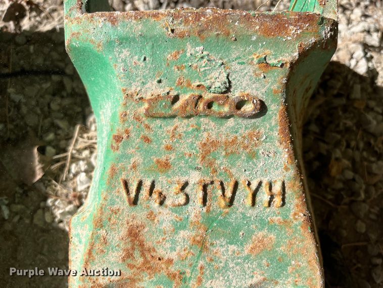 image for item LD9405 Approximately 25 bucket teeth