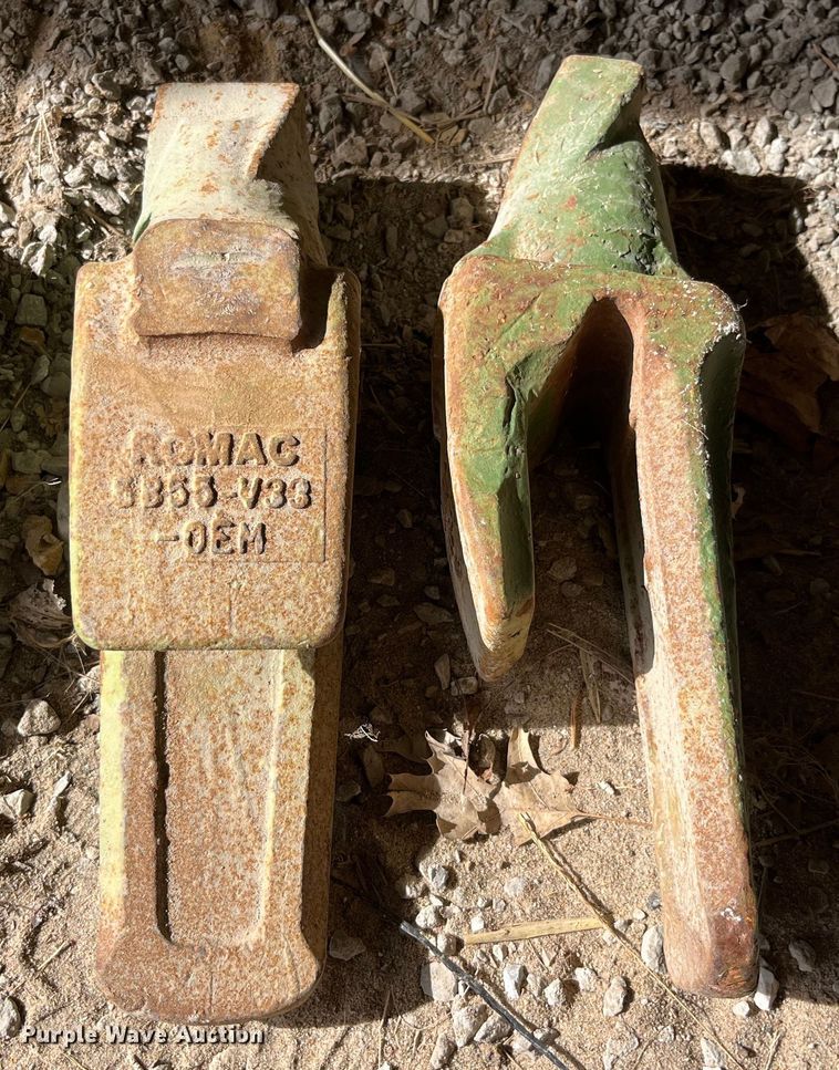 image for item LD9405 Approximately 25 bucket teeth