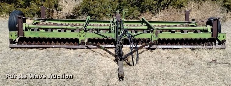 image for item LN9987 John Deere cultipacker