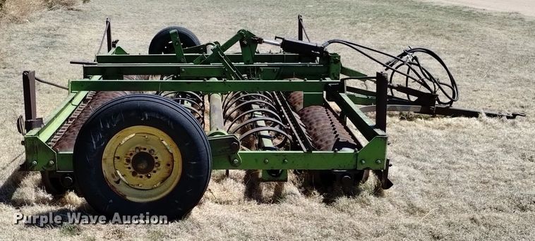 image for item LN9987 John Deere cultipacker