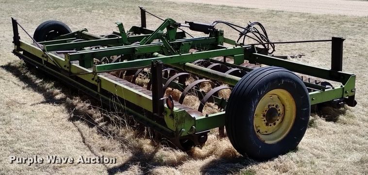 image for item LN9987 John Deere cultipacker