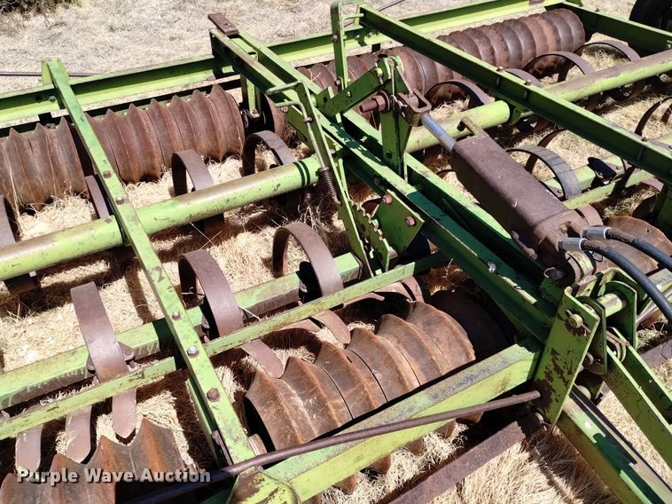 image for item LN9987 John Deere cultipacker