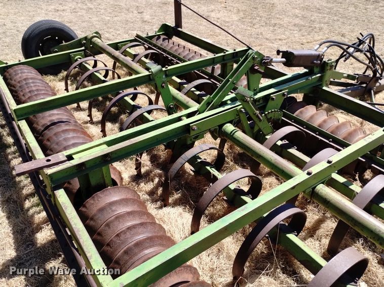 image for item LN9987 John Deere cultipacker