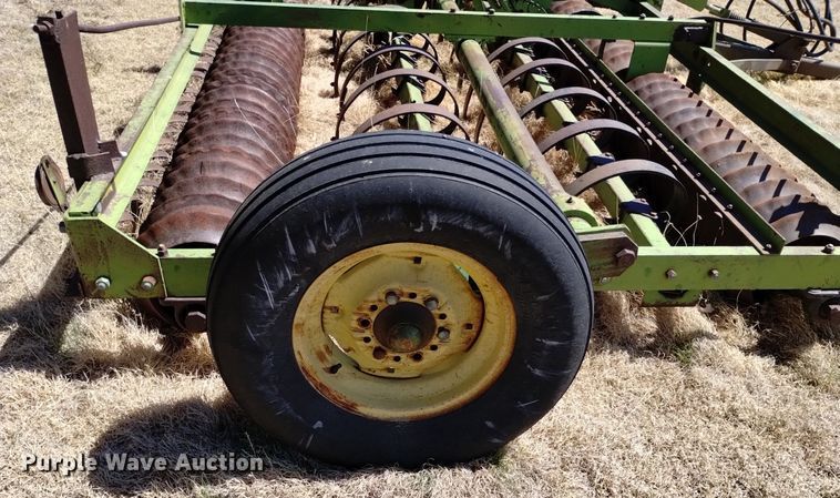 image for item LN9987 John Deere cultipacker