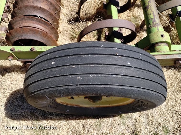 image for item LN9987 John Deere cultipacker