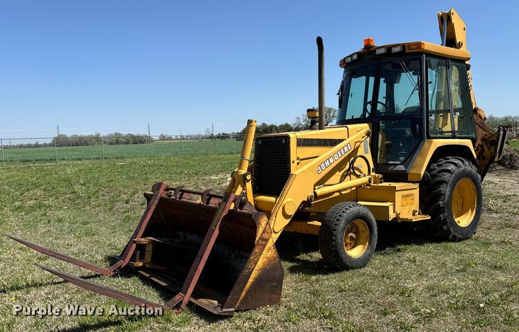 image for item NH9174 1993 John Deere 310D backhoe