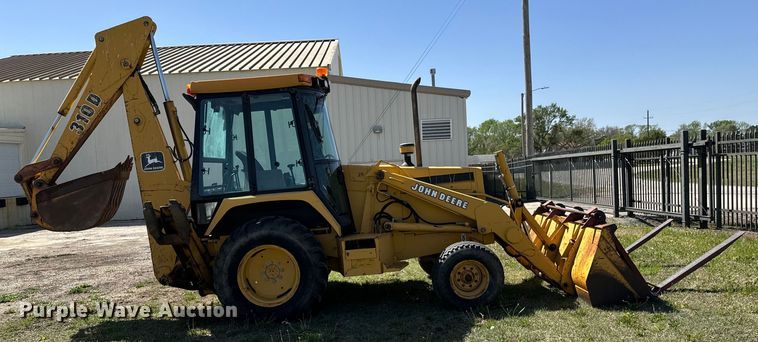 image for item NH9174 1993 John Deere 310D backhoe