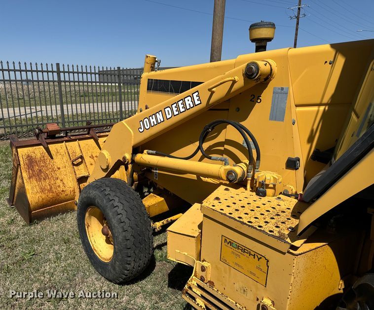 image for item NH9174 1993 John Deere 310D backhoe