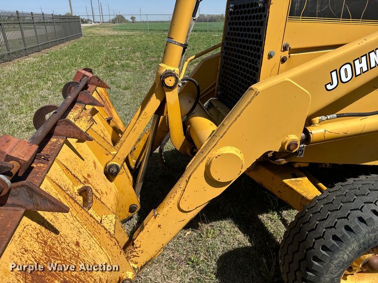 image for item NH9174 1993 John Deere 310D backhoe