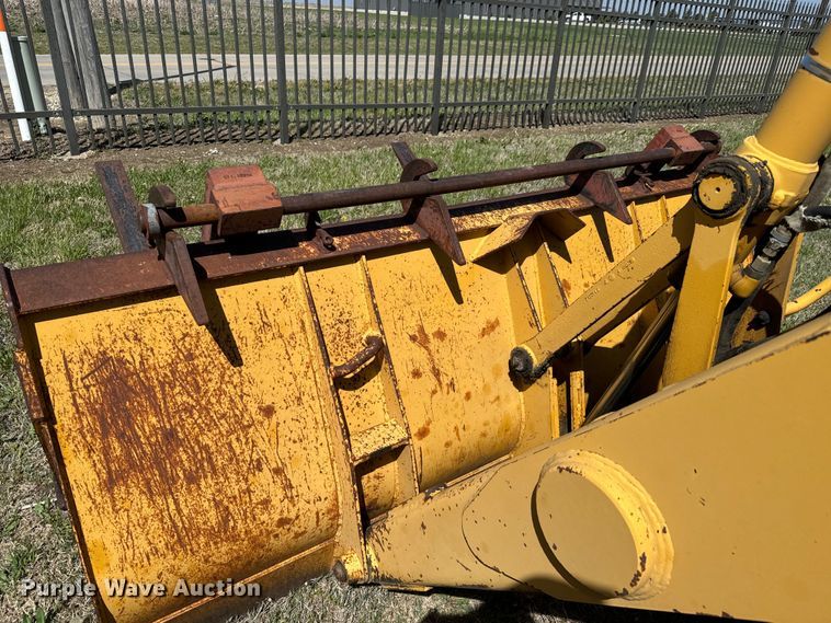 image for item NH9174 1993 John Deere 310D backhoe