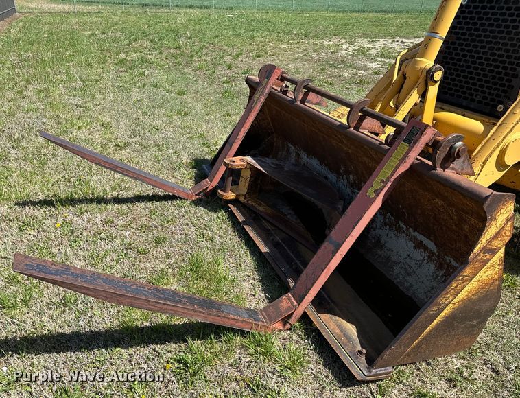 image for item NH9174 1993 John Deere 310D backhoe