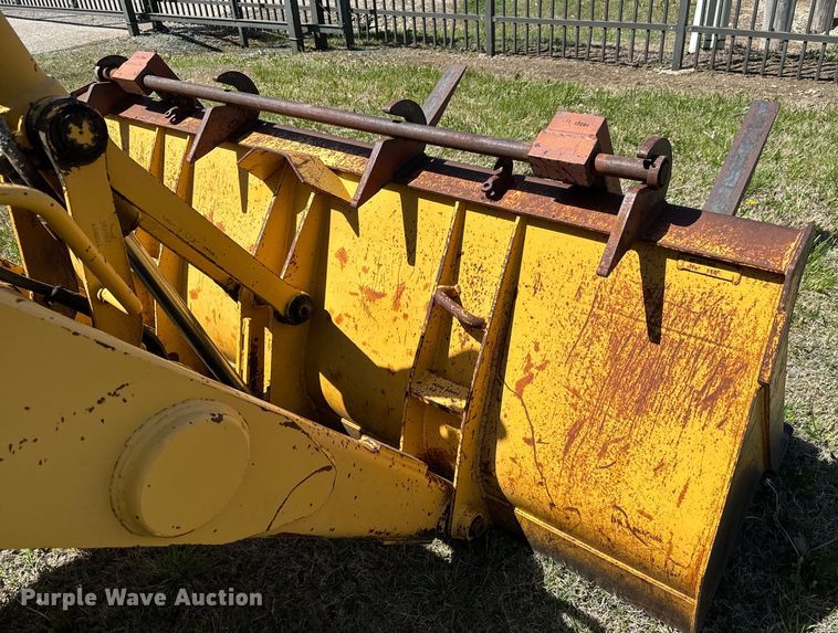 image for item NH9174 1993 John Deere 310D backhoe