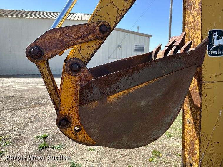 image for item NH9174 1993 John Deere 310D backhoe