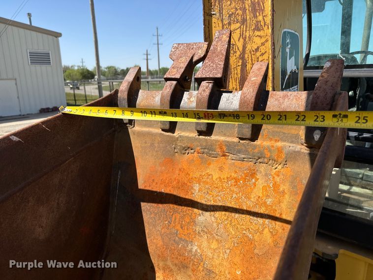 image for item NH9174 1993 John Deere 310D backhoe