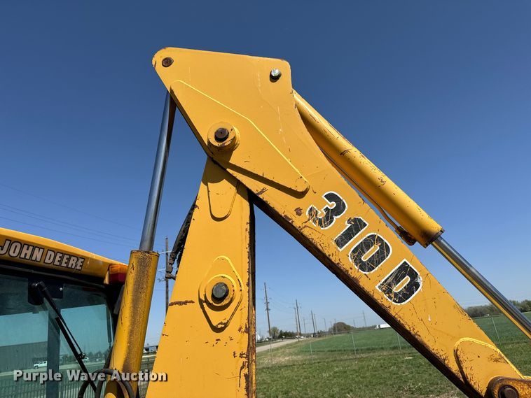 image for item NH9174 1993 John Deere 310D backhoe