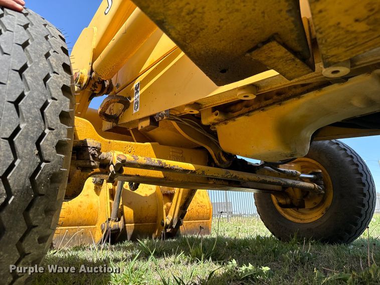 image for item NH9174 1993 John Deere 310D backhoe