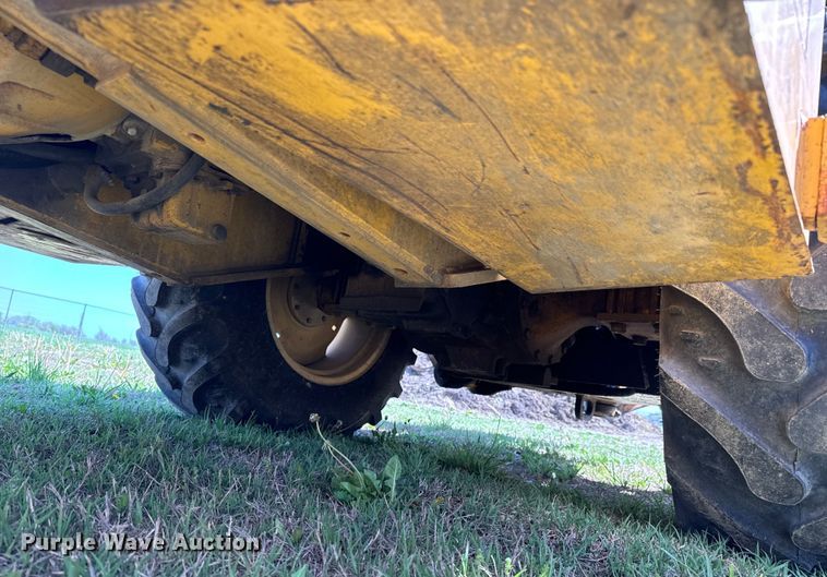 image for item NH9174 1993 John Deere 310D backhoe