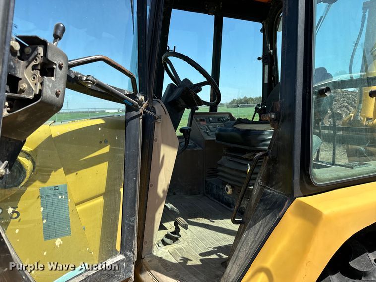 image for item NH9174 1993 John Deere 310D backhoe