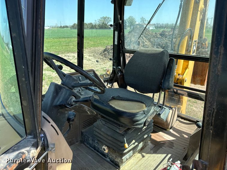 image for item NH9174 1993 John Deere 310D backhoe