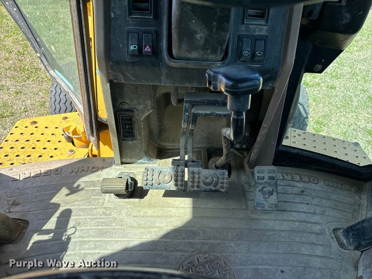 image for item NH9174 1993 John Deere 310D backhoe