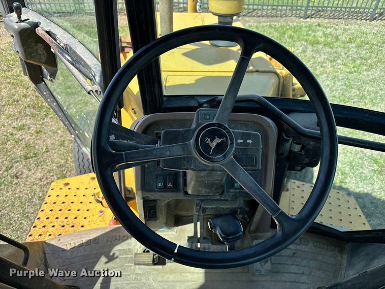 image for item NH9174 1993 John Deere 310D backhoe