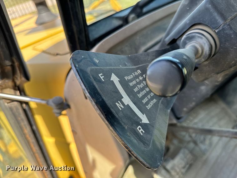 image for item NH9174 1993 John Deere 310D backhoe