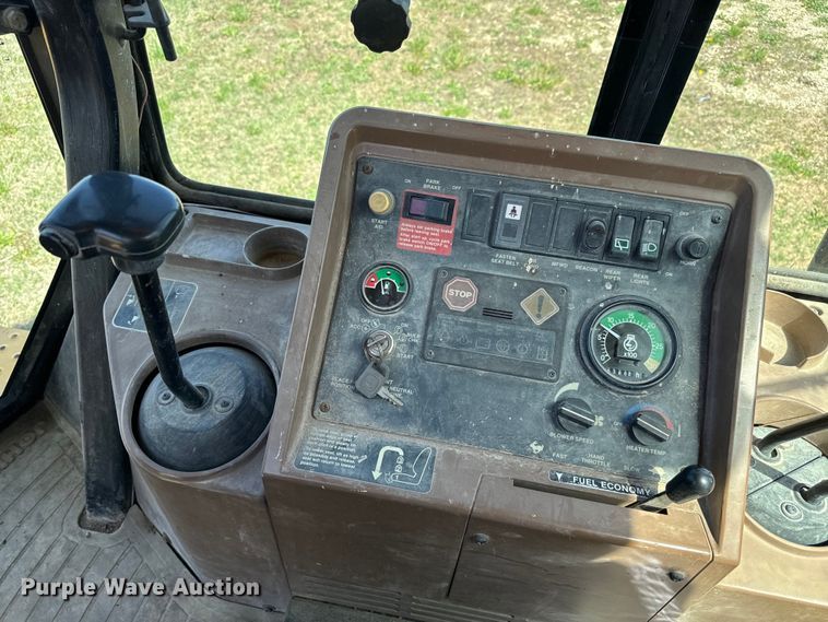 image for item NH9174 1993 John Deere 310D backhoe