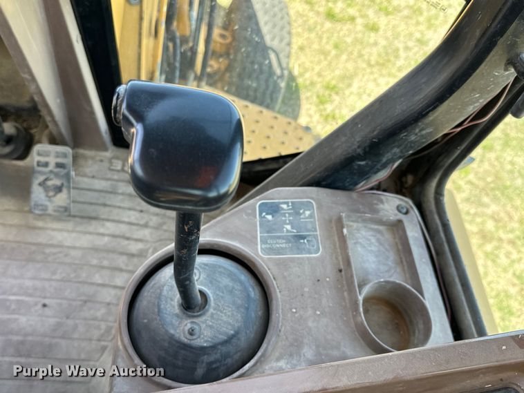 image for item NH9174 1993 John Deere 310D backhoe