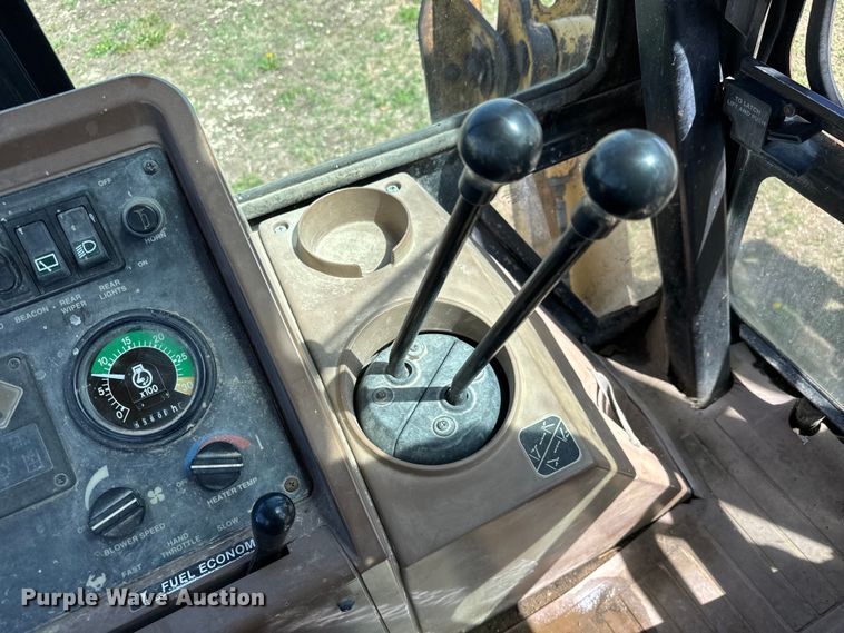 image for item NH9174 1993 John Deere 310D backhoe