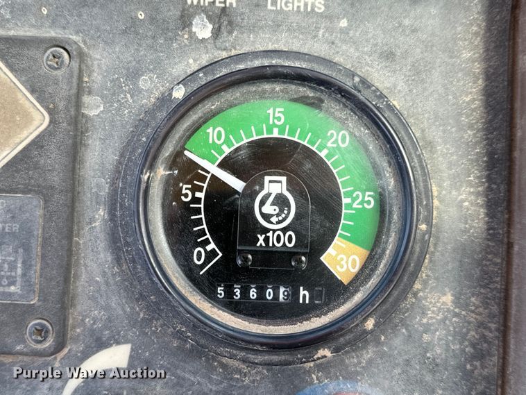 image for item NH9174 1993 John Deere 310D backhoe