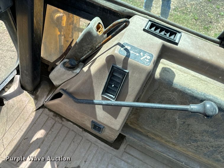 image for item NH9174 1993 John Deere 310D backhoe