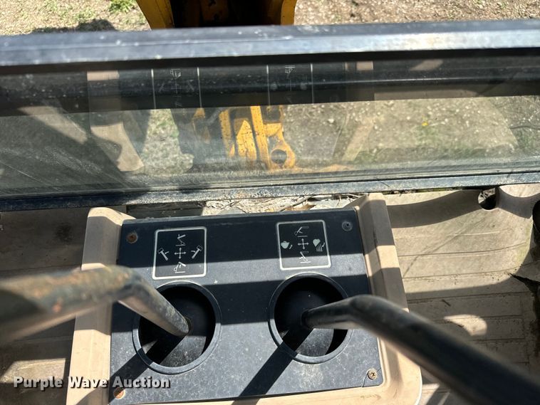 image for item NH9174 1993 John Deere 310D backhoe