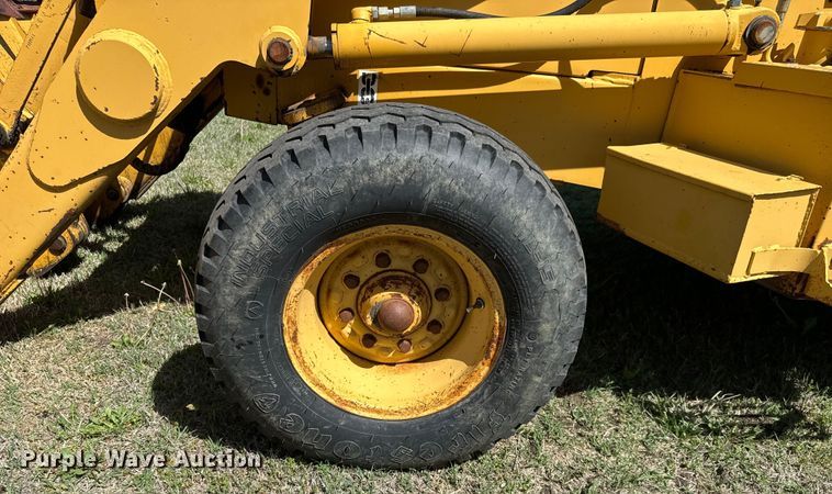 image for item NH9174 1993 John Deere 310D backhoe