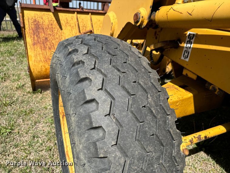 image for item NH9174 1993 John Deere 310D backhoe