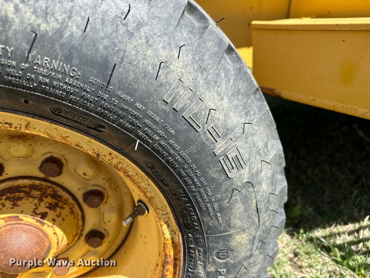 image for item NH9174 1993 John Deere 310D backhoe