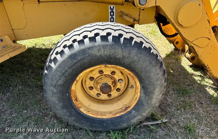 image for item NH9174 1993 John Deere 310D backhoe