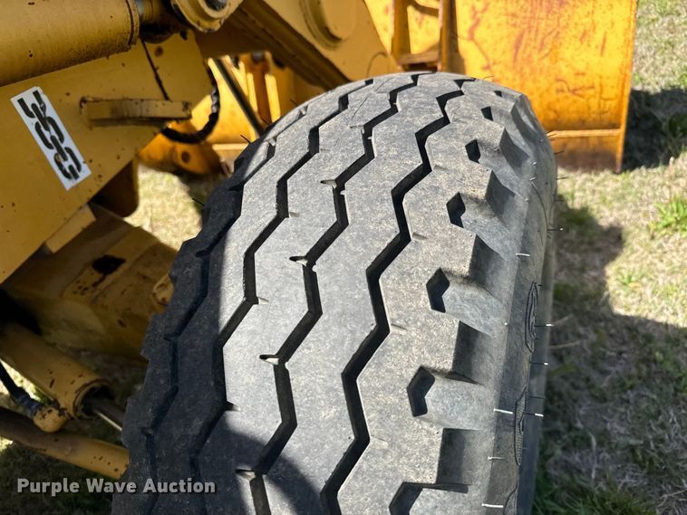 image for item NH9174 1993 John Deere 310D backhoe