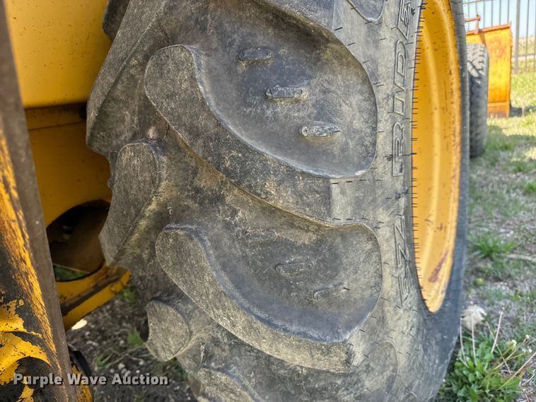 image for item NH9174 1993 John Deere 310D backhoe