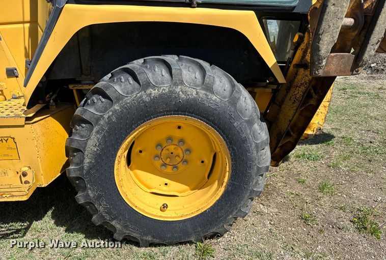 image for item NH9174 1993 John Deere 310D backhoe