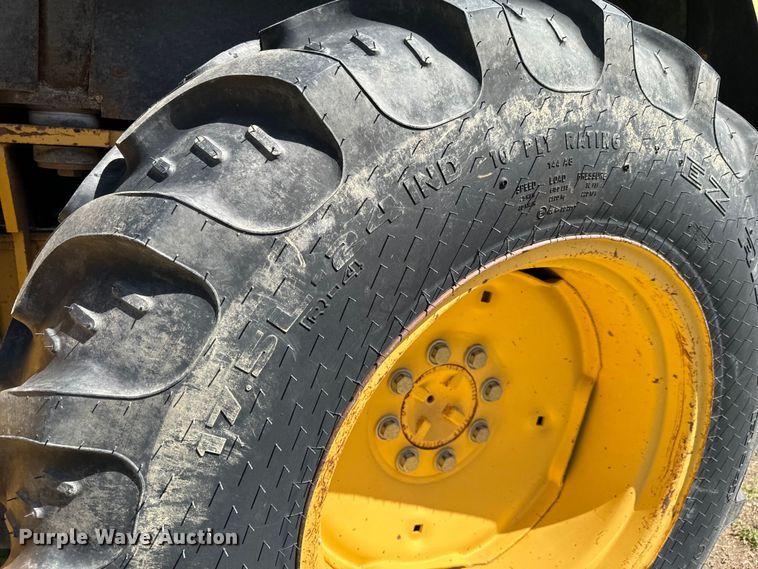 image for item NH9174 1993 John Deere 310D backhoe