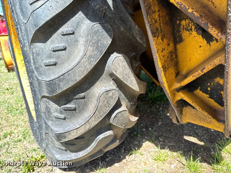 image for item NH9174 1993 John Deere 310D backhoe