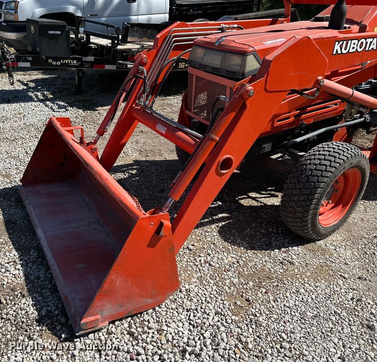 image for item NT9147 Kubota  L2350 MFWD tractor