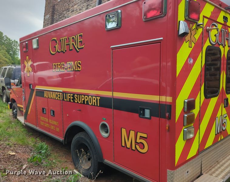 image for item NZ9620 2000 Ford Econoline E450 Super Duty ambulance