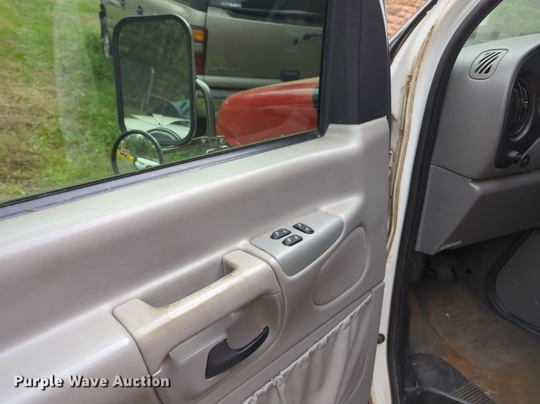 image for item NZ9620 2000 Ford Econoline E450 Super Duty ambulance