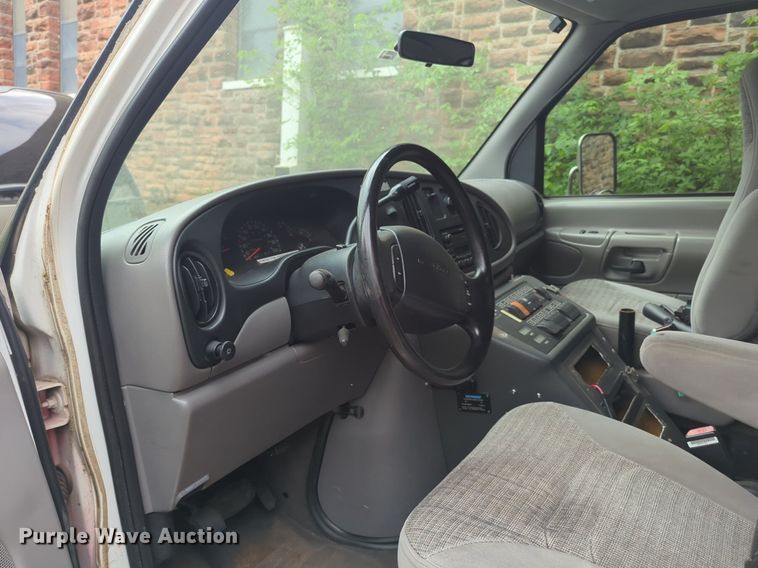 image for item NZ9620 2000 Ford Econoline E450 Super Duty ambulance