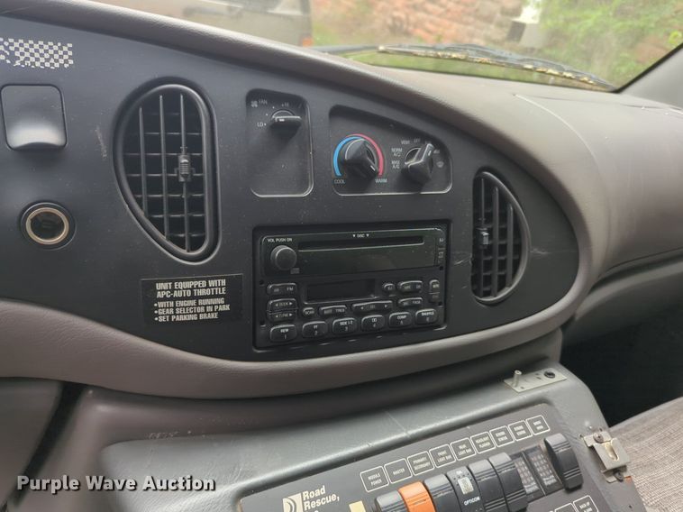 image for item NZ9620 2000 Ford Econoline E450 Super Duty ambulance