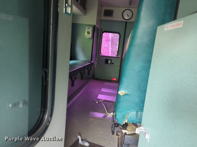 image for item NZ9620 2000 Ford Econoline E450 Super Duty ambulance