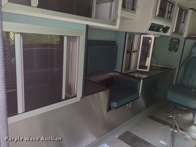 image for item NZ9620 2000 Ford Econoline E450 Super Duty ambulance