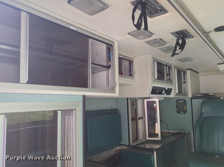 image for item NZ9620 2000 Ford Econoline E450 Super Duty ambulance