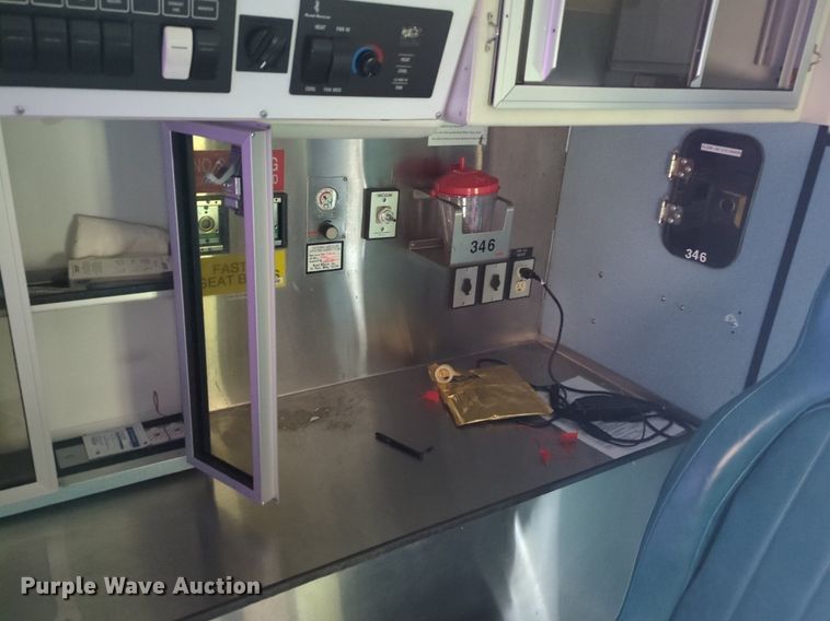 image for item NZ9620 2000 Ford Econoline E450 Super Duty ambulance